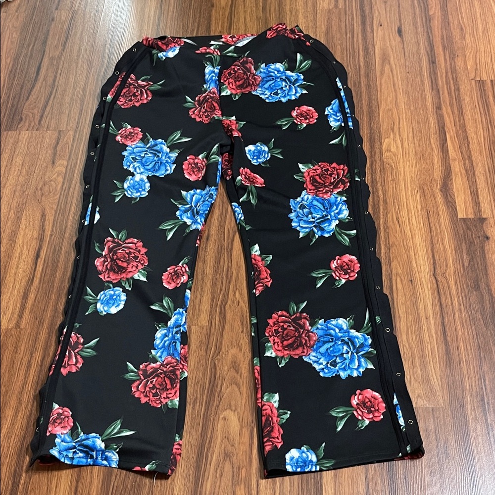 Minette Black Floral pull on and side snap pull away pants size L - Picture 2 of 6